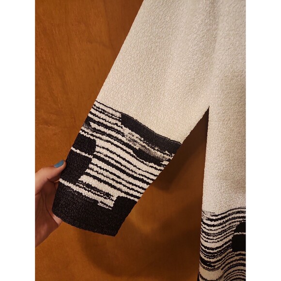 Chico's Travelers Collection Black & White Crinkle Top 1 Hook Size 1 US 8 - Picture 5 of 9